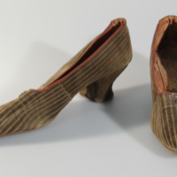 SLM 7559 - Skor med klack av brun randig sammet, ca 1890 - 1910
