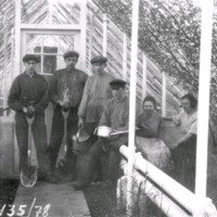 SLM X2135-78 - Trädgårdsarbetare i ett sadeltaksväxthus