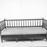 SLM 8958 - Gustaviansk soffa, sekundärt målad i svart och guld, från Hölö
