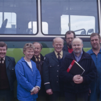 SLM SB13-708 - Personalbild verkstadspersonal och chaufförer i Nyköping, 1980-tal
