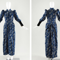 SLM 14138 - Blå klänning med turnyr från 1880-talet