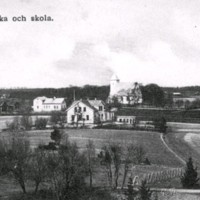SLM M028769 - Vykort, Åkers kyrka och skola