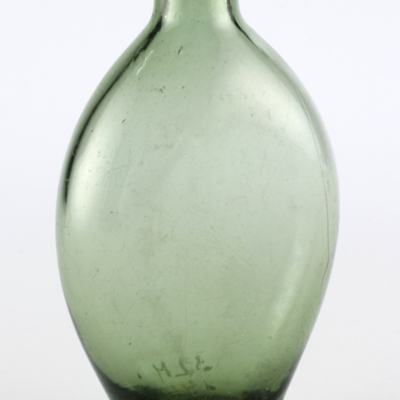SLM 1410 - Liten oval platt flaska av grönt glas