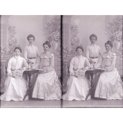 SLM X919-78 - Emma Jansson med två andra kvinnor, 1905