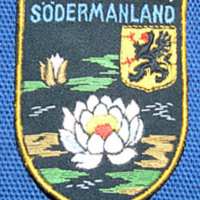 SLM 9364 - Märke med text Södermanland