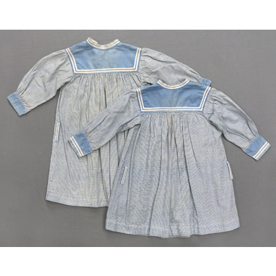 SLM 52561, 52754 - Två klänningar sydda av blå- och vitrutigt bomullstyg, Tidigt 1900-tal