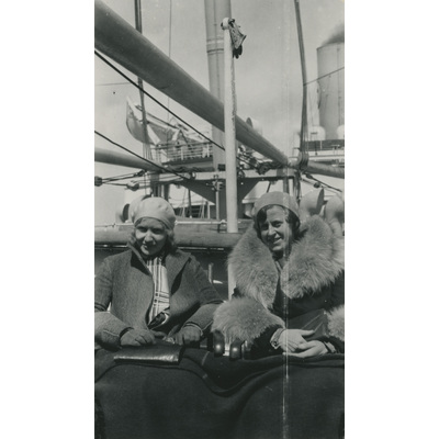 SLM P2022-1207 - Gertrud Höglund och en kvinna på fartygsdäck, 1920-tal