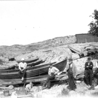 SLM P09-1265 - Vid slipen Hävringe hamn, i mitten av bilden står lotsen Anton Sandin
