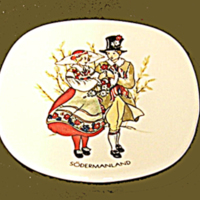 SLM 27346 - Litet fat av porslin, motiv med par i folkdräkt, Rörstrand, 1950-tal