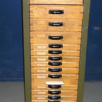 SLM 33420 - Typkasettskåp av grön metall med 19 utdragbara lådor av trä