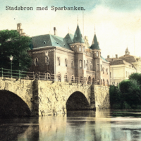 SLM P07-1893 - Färglagt vykort, gamla stadsbron och sparbankshuset i Nyköping, tidigt 1900-tal