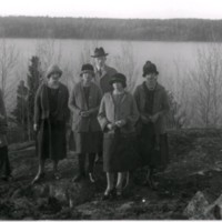 SLM M033051 - På Eldberget i Husby-Oppunda socken, till höger Anna-Lisa Karlsson, gift Hoflund, Torp, 1920-talet