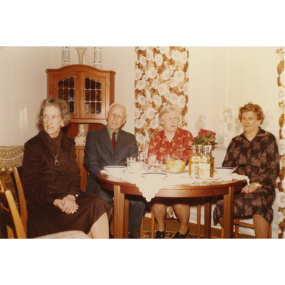 SLM P2022-1473 - Einar och Gertrud Höglund med två kvinnor vid ett bord