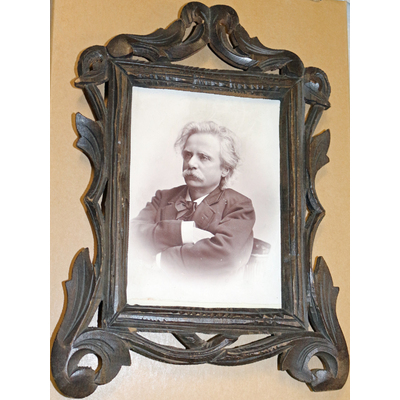 SLM 9661 - Inramat fotografi, kompositören Edvard Grieg, ram med skuren dekor