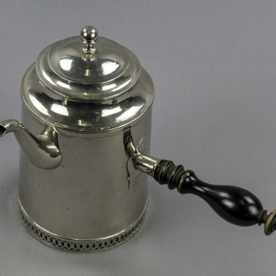 SLM 3566 - Kaffekanna av pläter från 1800-talets förra hälft