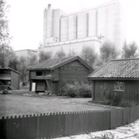 SLM A14-297 - Tovastugan vid Nyköpingshu med silon i bakgrunden
