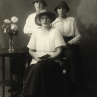SLM P08-2190 - Porträttfoto av tre unga kvinnor