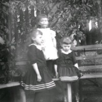SLM Ö699 - Tre flickor på parkbänk