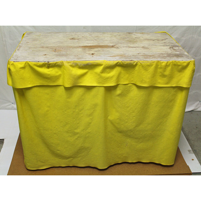 SLM 26754 - Lavoar, träbord med gult bomullstyg, från Rönnebo Pensionat i Trosa