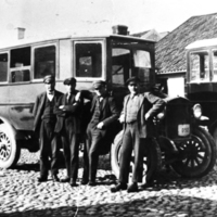 SLM SB-J-1 - Axel och Karl Jonsson, Nävekvarn med sin buss 