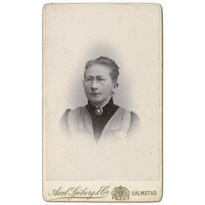 SLM P2021-0022 - Visitkort, äldre kvinna, har tillhört konstnären Bodil Güntzel, 1890-tal