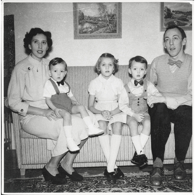 SLM P2018-0380 - Familjen Germundson i vardagsrummet på Björkhamregatan i Bollnäs 1954.