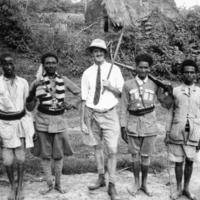 SLM FH0196 - Fem män, varav några med vapen, Etiopien 1935-1936