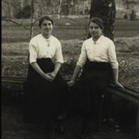 SLM P08-2188 - Två unga kvinnor sittande på en parkbänk