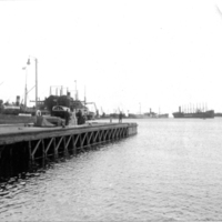 SLM P09-1361 - Ångbåtsbryggan i Oxelösunds (?) hamn, malmfartyg och skärgårdsbåt