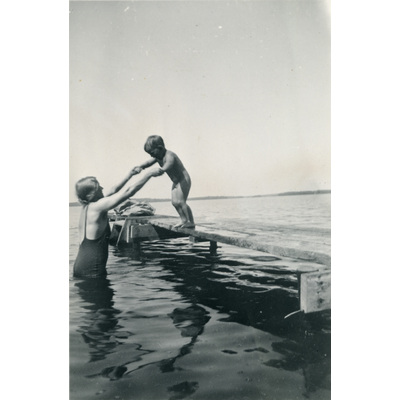 SLM P2022-1044 - Gertrud Höglund och Henrik Tandefelt badar, 1940-tal