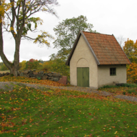 SLM D10-202 - Kattnäs kyrka, bårhuset i kyrkogårdens nordvästa hörn