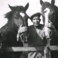SLM M029259 - En man med två hästar.