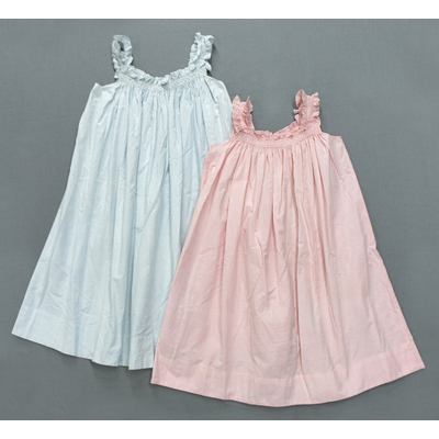 SLM 52398, 52407 - Två förkläden av rosa och ljusblått bomullstyg, Tidigt 1900-tal