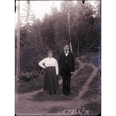 SLM X1752-78 - En man och en kvinna står vid en stig