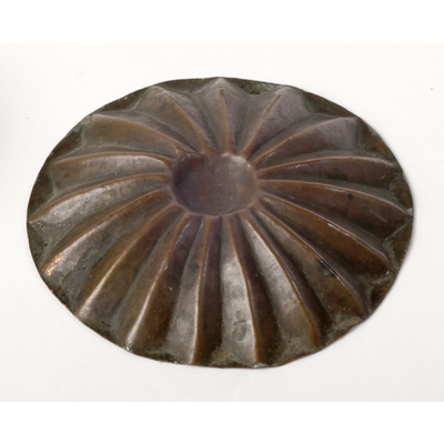 SLM 1695 - Liten rund bakelseform av koppar med divergerande åsar, 8,1 cm, från Nyköping