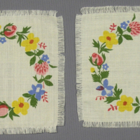 SLM 30440 1-2 - Duk av linne med tryckt blomsterkrans i färg