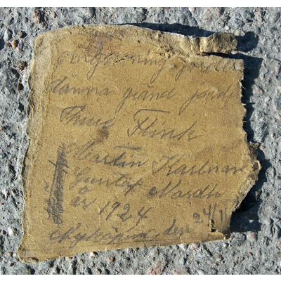 SLM 18106 48-50 - Flaskpost, meddelande från arbetare i Nyköping år 1924-25