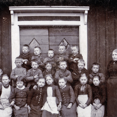 SLM P2016-0198 - Skolbarn vid Esta skola på 1890-talet