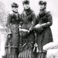 SLM M032290 - Tre kvinnor fotograferade i snöfall