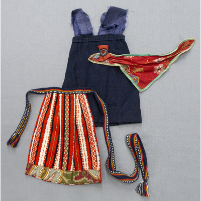 SLM 54705, 54707, 54711 - Dockkläder i folktdräktsinspirerad stil, klänning, förkläde och schal, 1930-tal