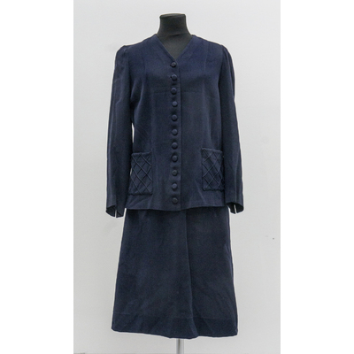 SLM 38813 1-2 - Dräkt av blått tyg, kjol och jacka med påsydda fickor, 1930-tal