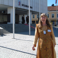 SLM D09-275 - Värdinna vid Nyköpings stadshus, i samband med utrikesministermötet 2001