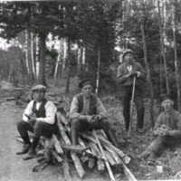 SLM M027532 - Gärdsgårdstäppning vid Edstorp i Råby-Rönö, John Lindkvist, Martin och Georg Åkerman på 1920-talet