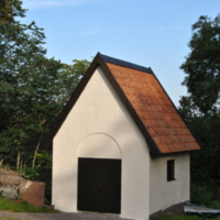 SLM D11-207 - Kattnäs kyrka. Det tidigare bårhuset nordväst om kyrkan avfärgades i samma kulör som kyrkan.
