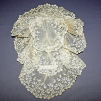 SLM 23099 - Hårklädsel, spetsmössa med ståltrådsstomme överklädd med sidenband, tyll och spetsar