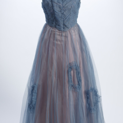 SLM 11563 - Rosa konstsidenklänning klädd med blå tyll, 1900-talets mitt