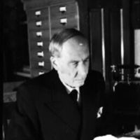 SLM D1-66 - Prosten G. Christiansson vid skrivbordet i Dunkers prästgård år 1946