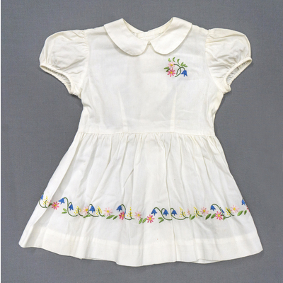 SLM 38819 - Vit barnklänning med broderade blommor i färg, 1940-tal