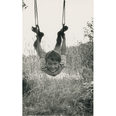 SLM P2022-1065 - Ett barn hänger i gymnastikringar, 1955