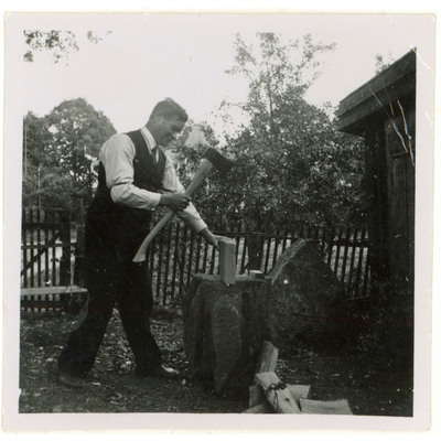 SLM P2018-0261 - Gullis pappa Halvar hugger ved, 1940-talet